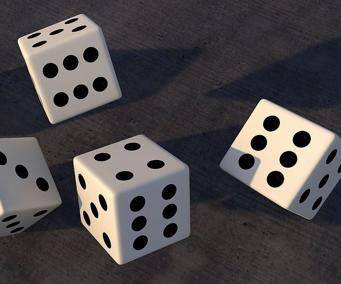 Mesa de jogos de tabuleiro com dados e peças coloridas